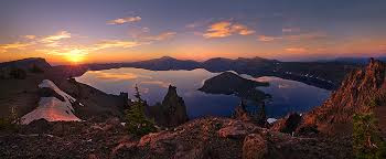 Một trong những truyền thuyết nổi bật về hồ Cater là truyền thuyết kể về cuộc giao chiến giữa hai vị thần: Skell (thủ lĩnh linh thiêng của hồ Cater) và Llao (thủ lĩnh vĩ đại của xứ Klamath Marsh ở phương Nam). Họ là những nhân vật huyền thoại bất tử của núi Llao và núi Skell Head. Hai vị thần đều sống tại hồ Crater. Ban đầu, họ vui sống thuận hòa với nhau, nhưng sau đó nhiều mâu thuẫn giữa họ đã xảy ra.