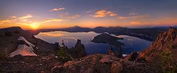 Một trong những truyền thuyết nổi bật về hồ Cater là truyền thuyết kể về cuộc giao chiến giữa hai vị thần: Skell (thủ lĩnh linh thiêng của hồ Cater) và Llao (thủ lĩnh vĩ đại của xứ Klamath Marsh ở phương Nam). Họ là những nhân vật huyền thoại bất tử của núi Llao và núi Skell Head. Hai vị thần đều sống tại hồ Crater. Ban đầu, họ vui sống thuận hòa với nhau, nhưng sau đó nhiều mâu thuẫn giữa họ đã xảy ra.