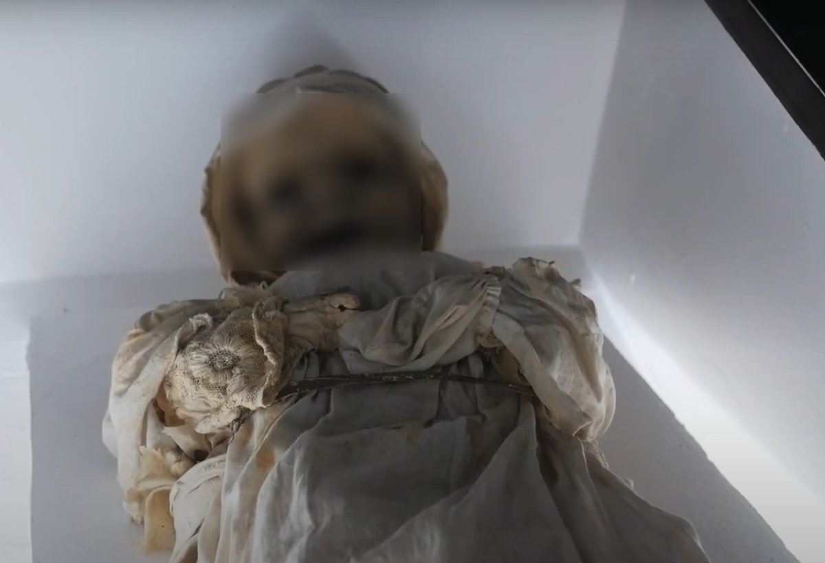 Đó là cảnh tượng khoang miệng há hốc, làn da khô khốc kéo căng trên khung xương mỏng manh, tóc vẫn còn bám vào hộp sọ, những trẻ nhỏ mặc chiếc váy nhỏ xíu, sự ngây thơ của chúng khiến cho cảnh tượng càng thêm xúc động. Ảnh: @Spanish and Go.