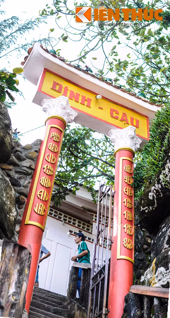 Dinh Cậu được xây dựng từ thế kỷ 17 gắn liền với buổi đầu hoang sơ của Phú Quốc. Nơi đây còn được gọi là Miếu thờ Long Vương. Theo lời kể của người dân, từ khi có Dinh Cậu, các vụ tai nạn trên biển của ngư dân giảm hẳn.