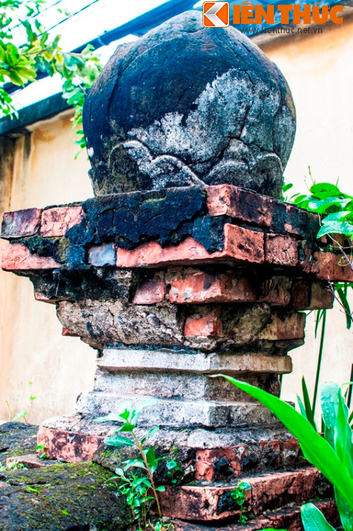 Kiến trúc lăng mộ của Trương Tấn Bửu được xây bằng hợp chất kết hợp với gạch có kích thước 40 x 14 x 7cm. Ở một đầu của các viên gạch này có in chìm một dấu hình chữ nhật, hay những ký hiệu in chìm dạng hoa/sao. Cửa lăng kích thước rộng 2,7m được cấu tạo bởi hai trụ cổng hình vuông trên đỉnh đắp nổi hình búp sen. Hai trụ cổng được gắn liền với tường thành ngoài có chiều cao là 1,2m; dày tường 0,52m.