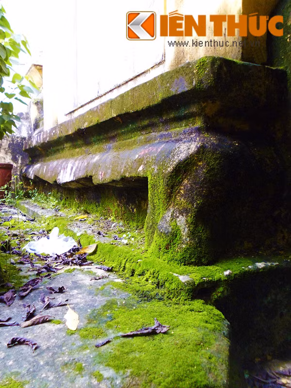 Kết thúc kiến trúc là bình phong hậu với phần đế được làm bằng hợp chất đắp nổi như một chân sập gụ, cầu kỳ và vững chắc.