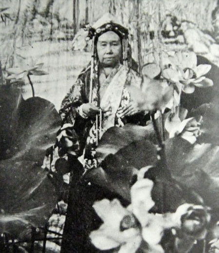 Thứ hai, Từ Hy thái hậu vốn là một người phụ nữ vô cùng quyết đoán. Những việc bà muốn thì nhất định sẽ làm bằng được. Sự khôn ngoan, bình tĩnh và vẻ ngoài lạnh lùng của bà đã khiến cho chồng của bà là hoàng đế Hàm Phong phải ngưỡng mộ.