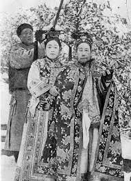 Thái hậu Từ Hy vốn là người có đầu óc thông thái, cũng là một người phụ nữ vô cùng kiêu căng. Trong mắt của bà, không có mấy người đàn ông nào đáng để bà phải lưu tâm để ý. Nhưng bà cũng biết rằng, không có mấy người phụ nữ được như bà, có thể hơn 1.000 năm mới xuất hiện một người, từ thời Võ Tắc Thiên tới thời đại của bà cách nhau cũng phải tới 1.000 năm. Mặc dù vậy, bà vẫn không tránh khỏi những khuyết điểm thiên bẩm của nữ giới, hẹp hòi, tầm nhận thức hẹp, hành động cảm tính. Những di ngôn cuối cùng của Từ Hy đã cho thấy sự thất vọng của bà đối với nữ giới.