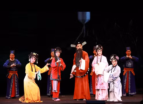 Sau khi được Hoa Quốc Phong nhắn nhủ họ mới yên tâm biểu diễn. Khi đó, Hồ Nam chưa có thiết bị tiếp sóng, Trung Ương lập tức gửi ngay một máy tiếp sóng đến để phát sóng trực tiếp cho Mao Trạch Đông. Không ngờ, thiết bị tiếp sóng này lại bị một số cán bộ lão thành Giang Tây từng được thấy thiết bị này bắt gặp, liền sôi nổi báo cáo với tỉnh Hồ Nam. Họ cho rằng Hồ Nam đang khôi phục lại.