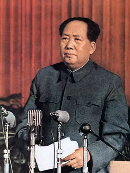 10. Ngày 28/7/1976, Đường Sơn xảy ra vụ động đất mạnh. Lúc này, Mao Trạch Đông đang ốm, khi nghe tin, nước mắt ông bỗng lăn dài. “Thông báo của Trung ương Đảng về việc cứu nạn động đất tại Phong Nam, Đường Sơn ” là văn bản cuối cùng của ông.