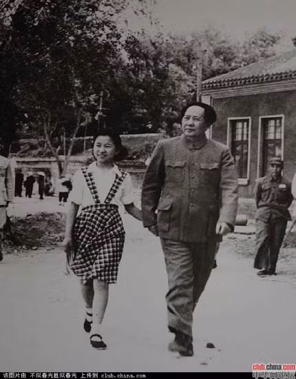 8. Năm 1972, Mao Trạch Đông hội kiến Tổng thống Mỹ Nixon. Sự kiện này cách thời điểm ông hội kiến đại diện Chính phủ và quân đội Mỹ tức Tổ quan sát Diên An của quân đội Mỹ đúng 28 năm.