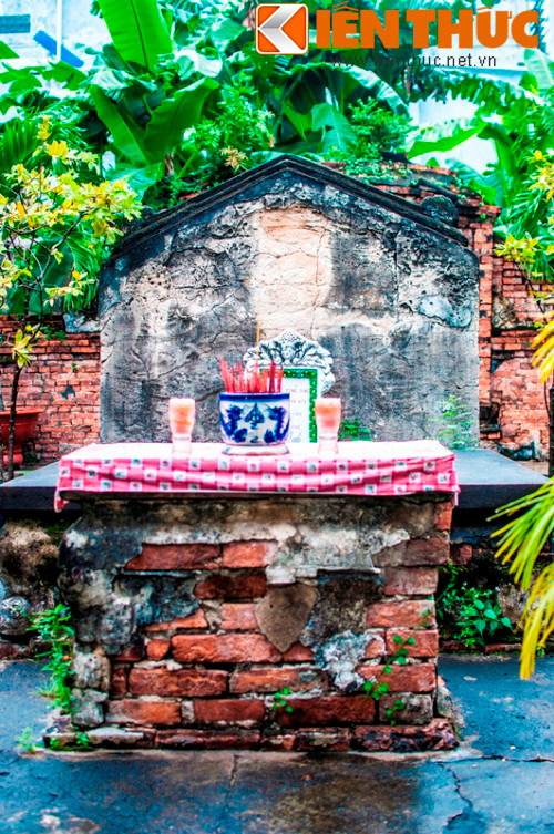 Tiếp theo là khu vực mộ với tổng thể kích thước dài 13m, rộng 8,6m, được đặt theo trục dọc các bộ phận như sau: Nhang án/bệ thờ kích thước dài 1,08m, rộng 0,54m, cao 0,82m.