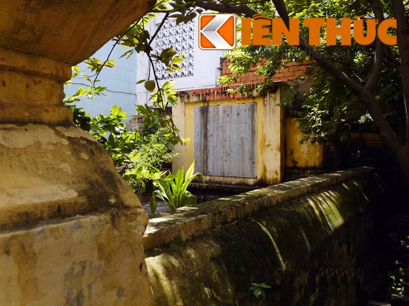 Ngôi mộ có bình đồ hình chữ nhật, với hệ thống tường thành bao quanh dài 12,25m; rộng ngang 6,5m, có 4 trụ ở 4 góc.