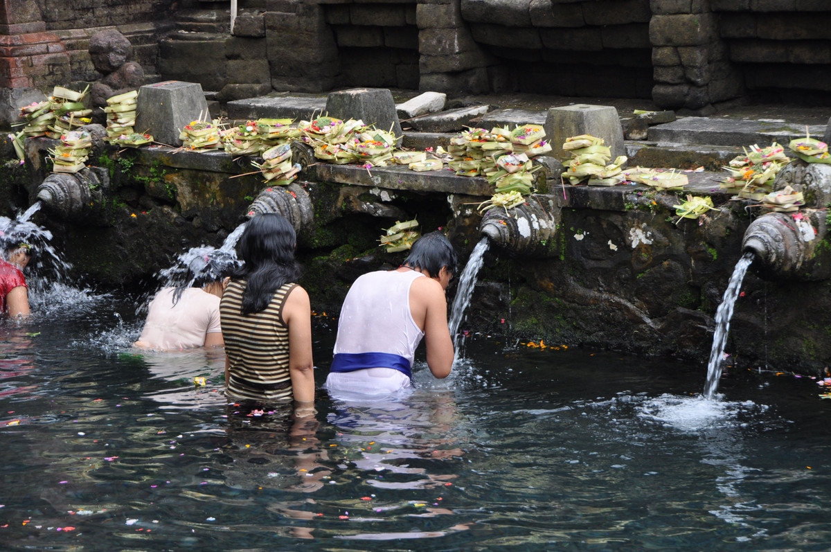 1. Hồ tắm ở đền Pura Tirta Empul (Bali, Indonesia): Ngôi đền Pura Tirta Empul ngàn năm tuổi này xây xunh quanh một con suối và bể bơi đặc biệt. Nguồn nước thiêng trong đền được chứa trong bể bơi hình chữ nhật thông qua một lớp trầm tích.