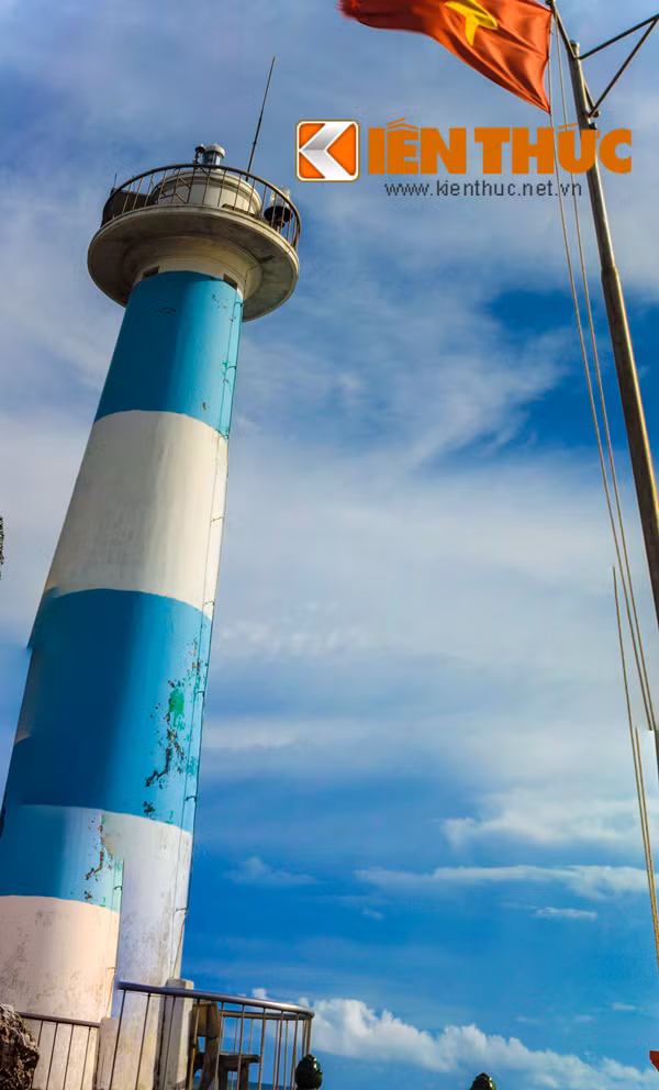 Ngọn hải đăng và cột cờ tổ quốc trong khuôn viên Dinh Cậu trong nắng chiều.