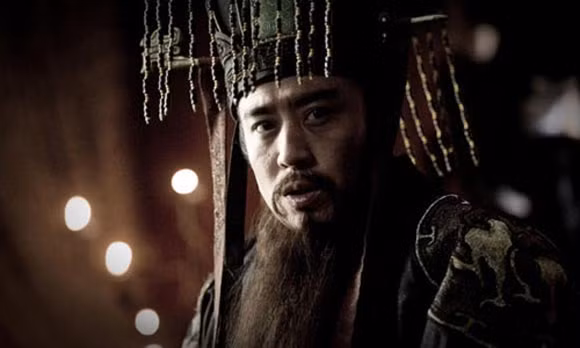 Cũng có quan điểm khác cho rằng do yêu cầu của Tần Vương quá cao nênkhó chọn được người phù hợp để lập làm hoàng hậu. Tần Thủy Hoàng đánh tan các nước chư hầu thống nhất Trung Quốc có thể nói tư mệnh của ông ta không phải là người bình thường. Cũng chính vì thế phải chọn một người tài sắc vẹn toàn, xứng đôi với mình để làm bậc mẫu nghi thiên hạ. Nhưng tìm mãi không có ai đủ tiêu chuẩn nên vị trí hoàng hậu chốn hậu cung mãi mãi bỏ trống.