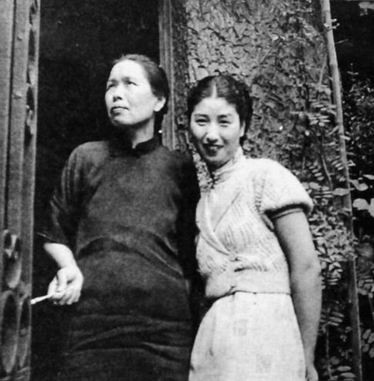 Theo phản ứng nghề nghiệp Đinh Mặc Thôn thấy đây không phải là địa điểm hẹn trước, bèn dừng lại nửa tiếng, thấy không có gì nguy hiểm cả. Hơn nữa Trịnh Bình Như rất muốn hắn đi cùng, nên hắn liền xuống xe với cô. Khi Trịnh Bình Như đang chọn áo, Đinh Mặc Thôn đột nhiên phát hiện bên ngoài cửa kính có hai người khả nghi đang đánh giá hắn. Biết có chuyện chẳng lành, hắn rút từ trong túi ra một nắm tiền đưa cho nhân viên thu ngân rồi nói với bà: “Em cứ chọn thoải mái, anh đi trước đây.” Nói xong, hắn chạy vội ra cửa. Trịnh Bình Như thấy Đinh Mặc Thôn đột nhiên chạy ra ngoài thì chết trân một lúc, bà muốn đuổi theo hắn nhưng lại thôi.