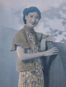 Những đặc vụ Trung Thống đang lang thang ngoài cửa tiệm không ngờ Đinh Mặc Thôn chạy trốn trước khi Trịnh Bình Như chọn xong áo, nên hơi do dự một lúc. Lợi dụng sơ hở đó hắn chạy qua đường. Lái xe của Đinh Mặc Thôn thấy hắn chạy ra đã nổ máy, mở cửa chờ sẵn. Khi tiếng súng vang lên thì hắn đã chui vào trong xe chống đạn. Mấy người đánh lén do Lý Sỹ Quần phái đến với danh nghĩa “trợ giúp” nên cũng không giúp được gì, việc ám sát thất bại. Nhưng Trịnh Bình Như không cam tâm, bà quyết định đột nhập vào hang ổ địch, đơn thân giết địch. Bà tiếp tục giả vờ niềm nở với Đinh Mặc Thôn, nhưng lại giấu một khẩu súng lục trong người, chờ thời cơ ra tay. Nhưng bà đâu biết Đinh Mặc Thôn đã giăng lưới chờ bà cắn câu. Ngày thứ 3 khi Trịnh Bình Như lái xe vào khu 76 thăm Đinh Mặc Thôn đã bị Lâm Chi Giang, một kẻ thân cận với Đinh Mặc Thôn bắt giữ nhốt vào nhà lao khu 76.