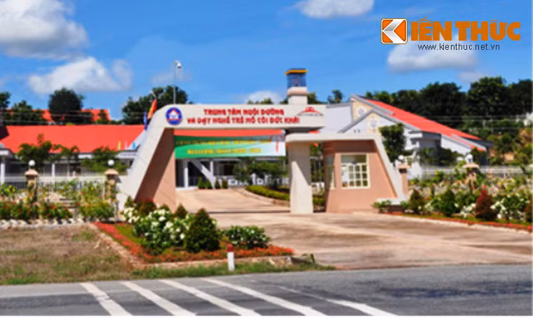 Ông Phạm Ngọc Lâm cũng thường xuyên làm công tác từ thiện. Trung tâm nuôi dưỡng, dạy nghề trẻ mồ côi Đức Khải (huyện Hàm Tân, tỉnh Bình Thuận) được ông Lâm xây dựng hơn 7 tỷ đồng trên mảnh đất gần 15.000 m2.