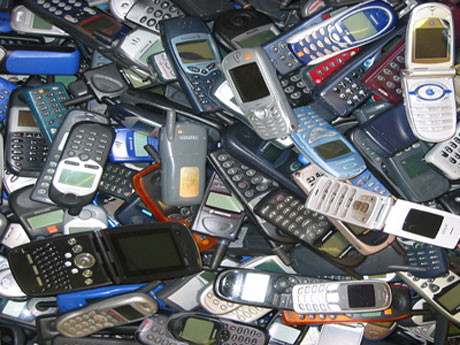 Tiếp theo, hãy tìm quanh nhà xem bạn còn chiếc điện thoại nào muốn thanh lý không, dù đó là smartphone hay điện thoại đời cũ thì sẽ vẫn có người mua.