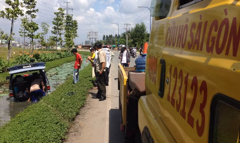 Tất cả may mắn thoát nạn nhưng chiếc xe bị chìm sâu dưới bùn nước. Xe của Trung tâm cứu hộ Sài Gòn phải đến giải cứu sau khi hành khách lấy đồ đạc ra khỏi xe