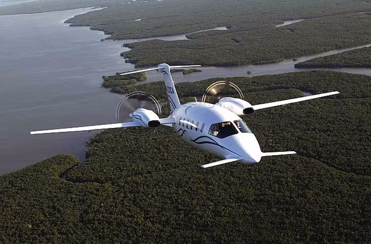 Theo tạp chí Flight Global, Phó Tham mưu trưởng Không quân Hoàng gia Thái lan Sutthiphan Kritsanakhup và Giám đốc bán hàng của Piaggio Aero Industries Francescomaria Tuccillo đã ký vào bản thỏa thuận tại Rome (Italy) về việc xuất khẩu cho Thái Lan một máy bay P.180 Avanti II được cấu hình cho nhiệm vụ trinh sát chụp ảnh.