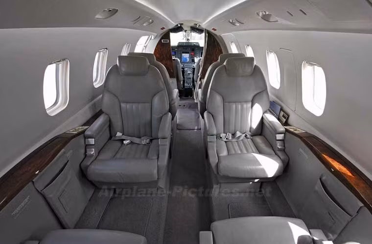 Máy bay có chiều dài 14,41m, cao 3,97m, sải cánh 14,03m (kích thước cabin cao x rộng x dài: 1,75x1,85x4,45m), trọng lượng cất cánh tối đa 5,39 tấn. Máy bay có khả năng chở 9 hành khách, phi hành đoàn gồm 1-2 người.