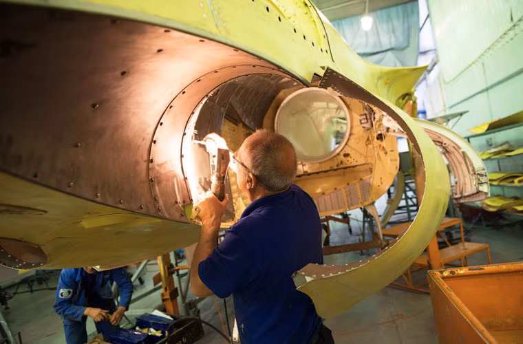 “Quý ông đang làm việc với khung thân máy bay Yak-130”.