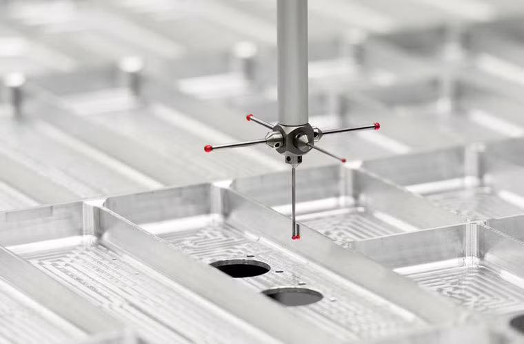 Nhiều bộ phận máy bay phải xử lý bằng các thiết bị máy móc chính xác.