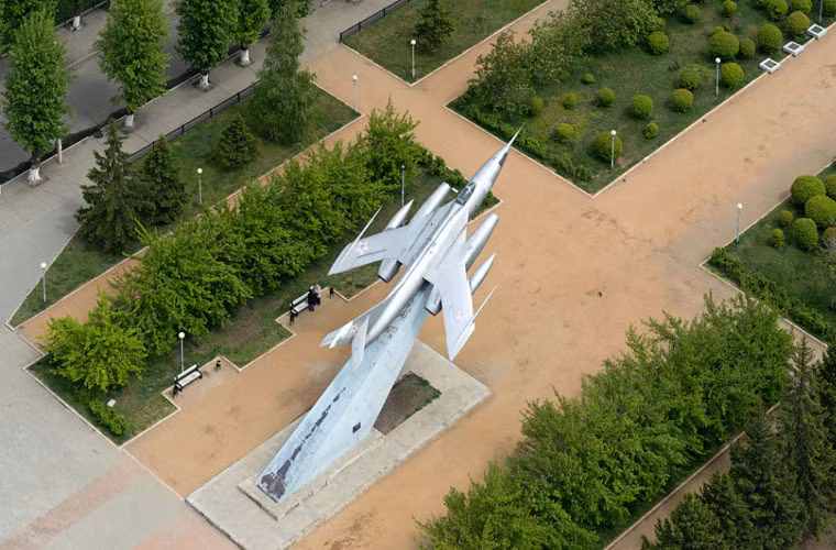 Tượng đài với chiếc máy bay chiến đấu Yak-28.