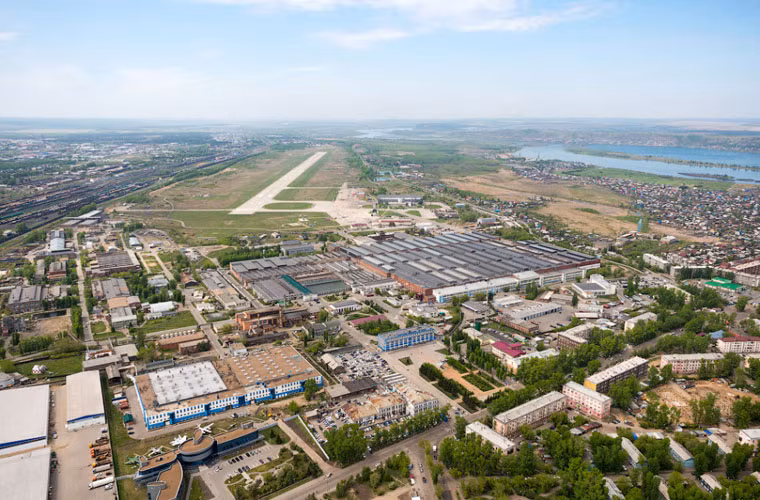 Toàn cảnh nhà máy của Irkut đã có lịch sử hơn 80 năm. Khuôn viên nhà máy có thể nói là cực lớn, gồm cả một sân bay với đường băng dài để thử nghiệm các máy bay được sản xuất.