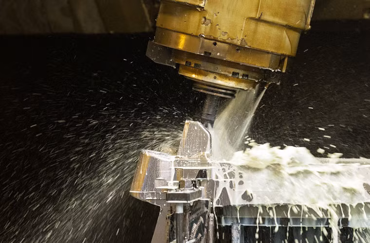 Chúng ta hãy cùng bước vào bên trong khu vực sản xuất các thành phần vật liệu cấu thành một chiếc máy bay chiến đấu. “Nhìn vào những bức ảnh, tôi có thể hiểu rằng việc chế tạo một chiếc máy bay là không ít công nghệ phức tạp hơn làm một chiếc iPhone", tác giả bình luận.