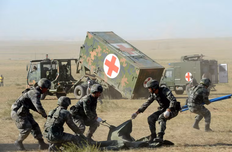 Khẩn trương triển khai lều bạt dã chiến, module quân y.