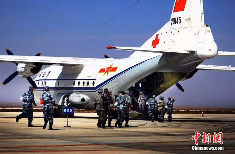 ...và máy bay vận tải cỡ lớn.