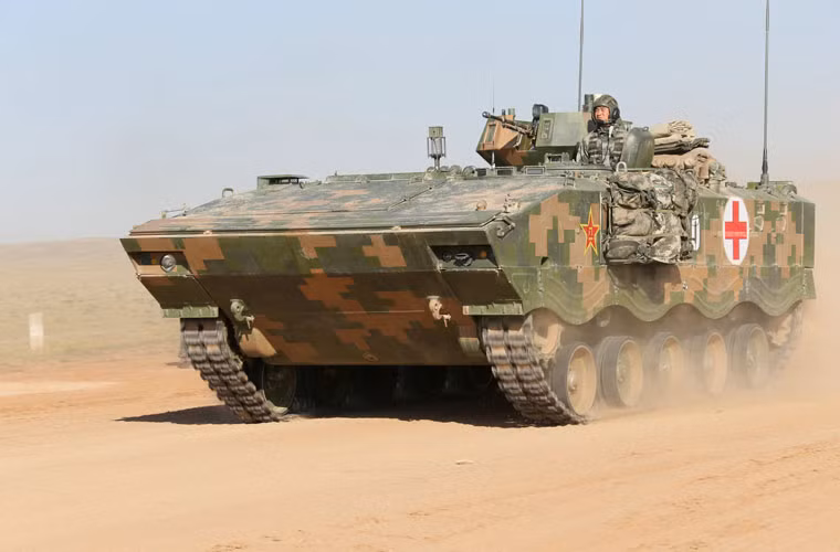 Xe thiết giáp quân y được trang bị súng máy hạng nặng, có thể là dựa trên khung bệ thiết giáp chở quân Type 89.