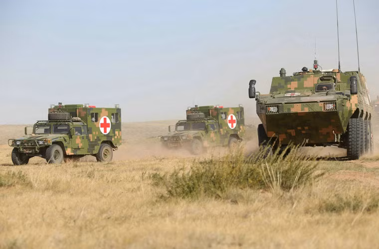 Một số phương tiện thiết giáp quân y khác được thiết kế trên khung bệ xe ô tô Đông Phong và xe bọc thép bánh lốp 8x8 bánh.