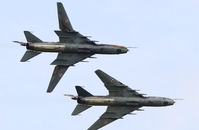 Ở Liên Xô (Nga), nếu như OKB MiG có đại diện MiG-23/27 thì OKB Sukhoi có 2 mẫu máy bay cánh cụp cánh xòe thành công Su-17/22 và Su-24. Trong đó, mẫu máy bay cường kích Su-17 được phát triển dựa trên Su-7 với kiểu cánh cụp cánh xòe một phần – nghĩa là chỉ có một đoạn cánh ngoài có thể xòe ra hoặc cụp vào theo góc 28-45-63 độ tạo với thân. Dẫu vậy, máy bay Su-27 vẫn có khả năng thao diễn tốt ở tốc độ thấp, cự ly cất hạ cánh giảm xuống, và mang được vũ khí hạng nặng.