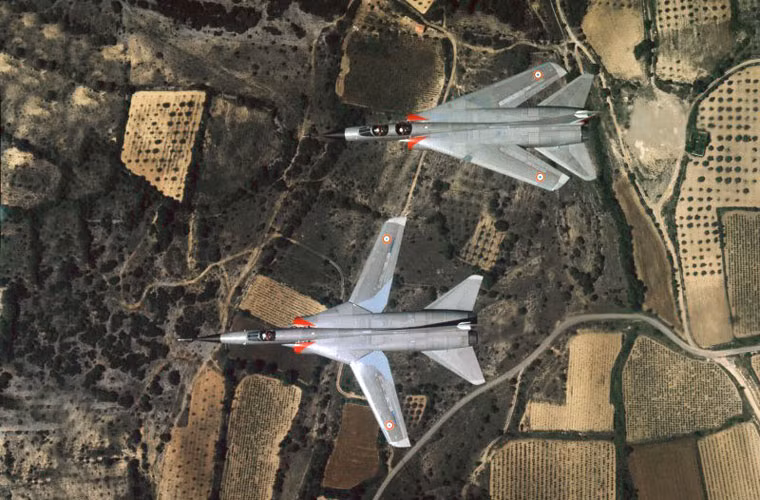 Ngoài Mỹ, Liên Xô (Nga), trong lịch sử phát triển dòng máy bay cánh cụp cánh xòe thì người Pháp cũng có tham dự với thiết kế tiêm kích đánh chặn có khả năng tấn công mặt đất Mirage G. Trong ảnh là 2 mẫu thử nghiệm Mirage G4 (cánh cụp) và Mirage G8 (cánh xòe), cánh máy bay khi xòe hay cụp tạo một góc 23 đến 70 độ với thân.