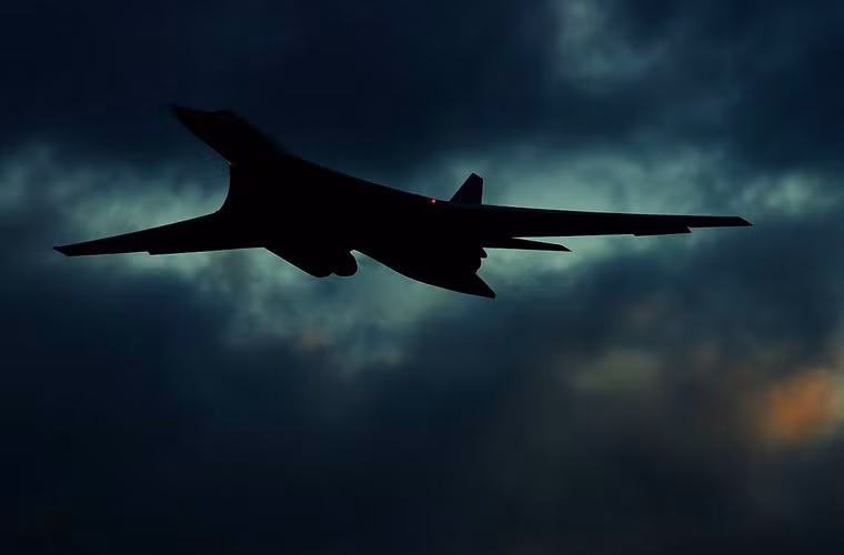 Còn Tu-160 thì có thể coi là mẫu máy bay cánh cụp cánh xòe lớn nhất trong lịch sử phát triển dòng máy bay dạng cánh này. Nó có trọng lượng cất cánh tối đa lên tới 275 tấn – “khủng” nhất trong làng máy bay ném bom, to hơn cả B-52H và B-2 Spirit của Mỹ. Nó được thiết kế với cánh cụp cánh xòe, khi thay đổi thì tạo góc với thân từ 20-65 độ, kết hợp 4 động cơ phản lực mạnh nhất từng được chế tạo cho máy bay chiến đấu giúp nó đạt tốc độ 2.220km/h, tầm bay lên tới 12.300km.