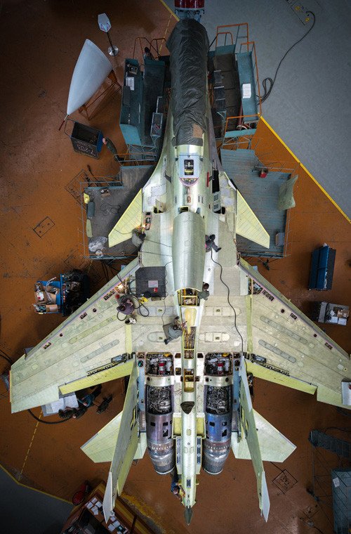 Chiếc Su-30SM này gần như đã lắp hoàn chỉnh với máy móc, động cơ bên trong. Su-30SM là biến thể nội địa dành cho Không quân Nga, được phát triển từ Su-30MKI xuất khẩu cho Ấn Độ.