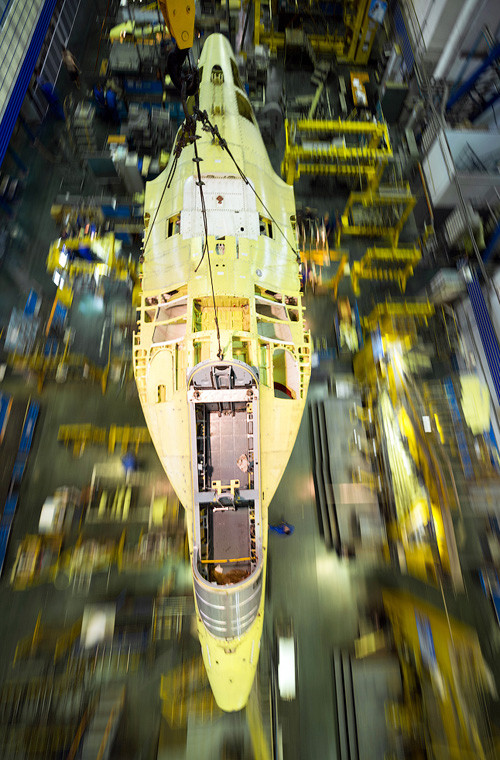 Phần thân chiếc Yak-130 đang được hệ thống cẩu chuyển tới khu vực lắp mới.