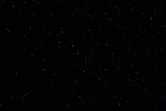 Vu tru co vo so vi sao sang, sao bau troi dem van toi den?