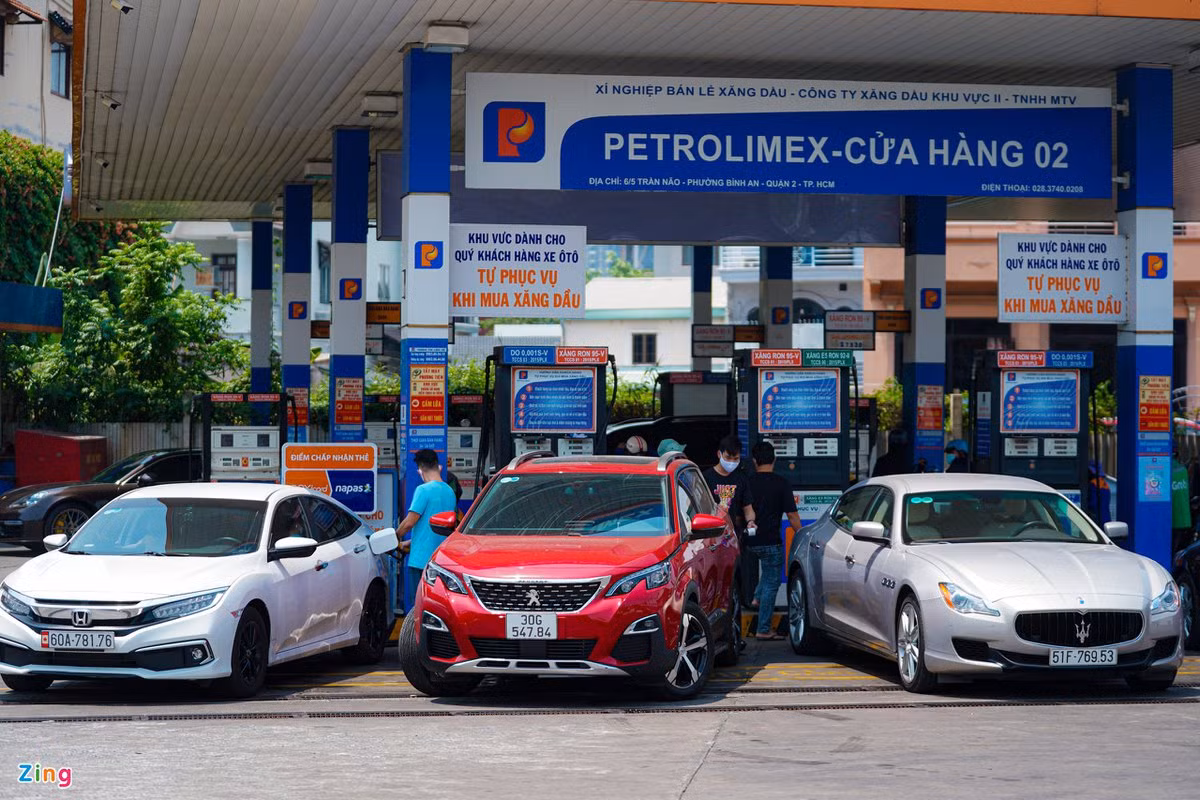 Vi sao gia xang lien tuc tang manh nhung giam lai nho giot?