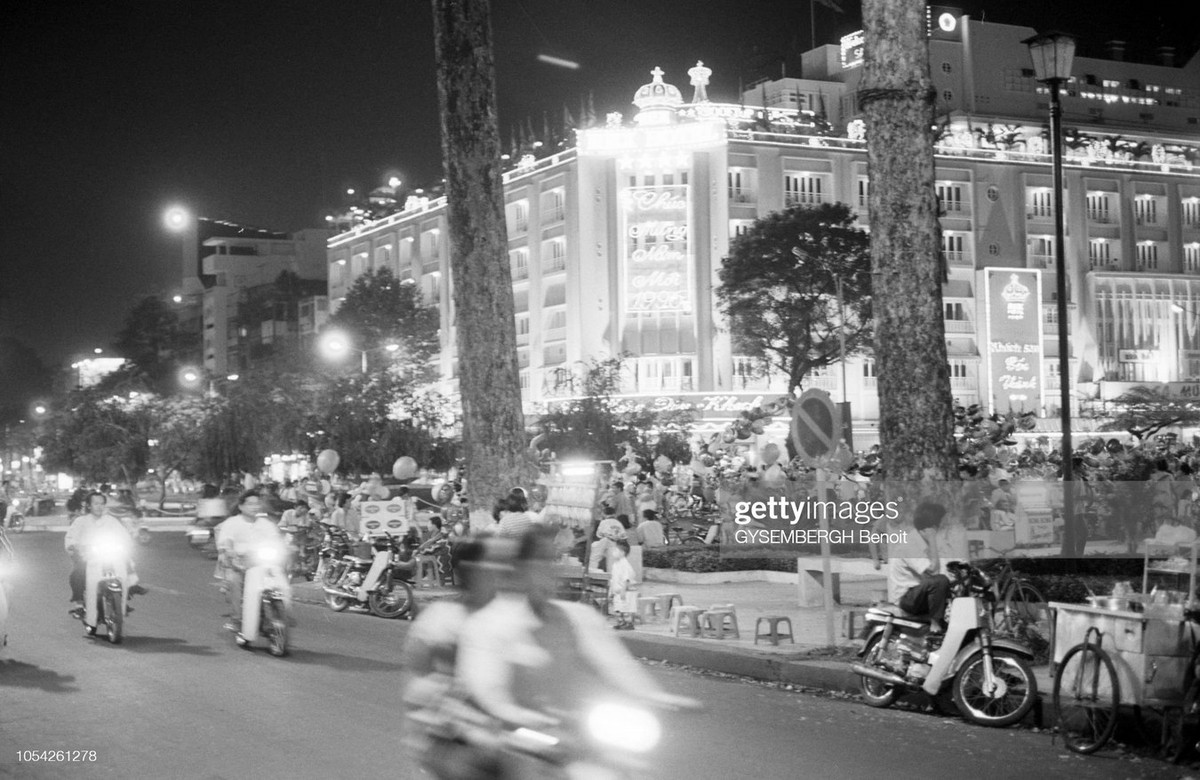 Buối tối ở đường Nguyễn Huệ, khu vực khách sạn Rex.