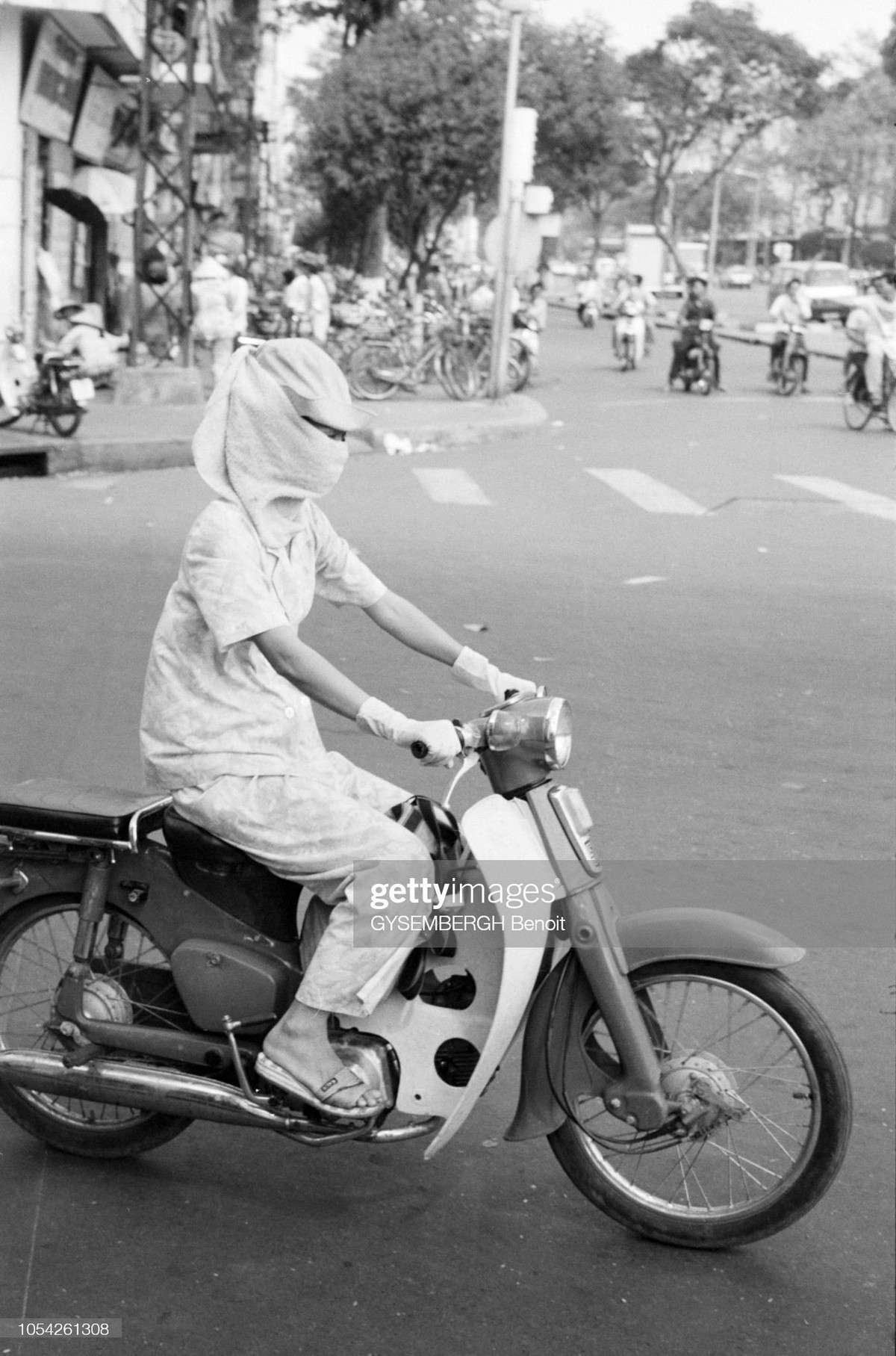 Nữ "ninja" trên đường phố ngày nắng.