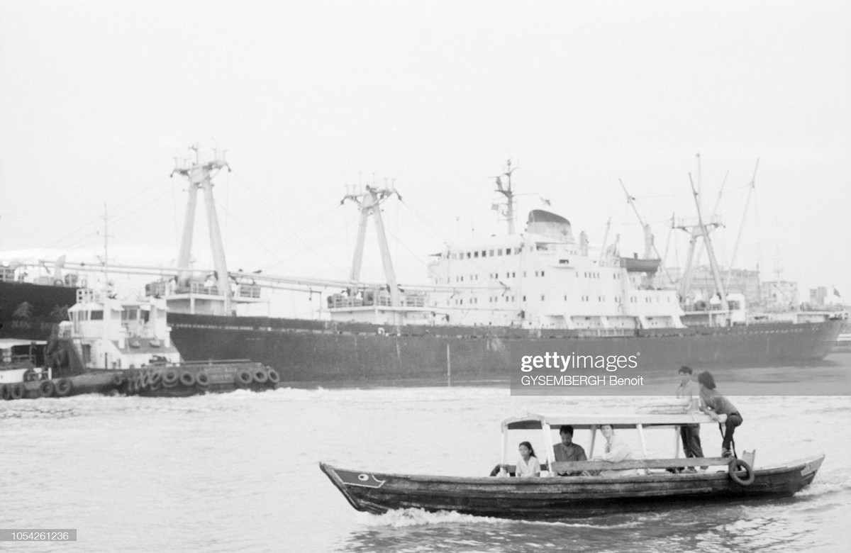 Chuyến đò qua sông Sài Gòn.