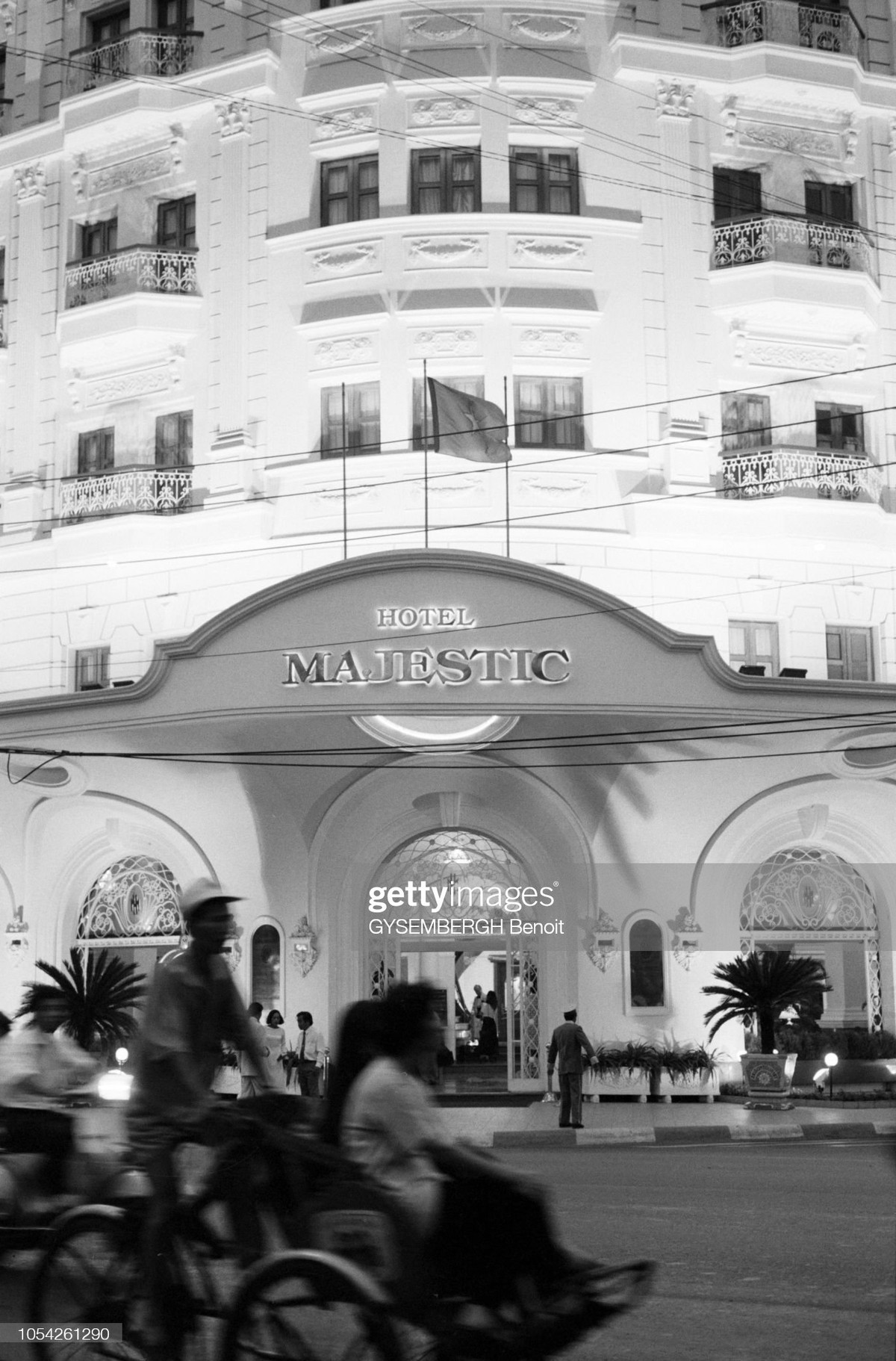 Khách sạn Majestic buối tối.