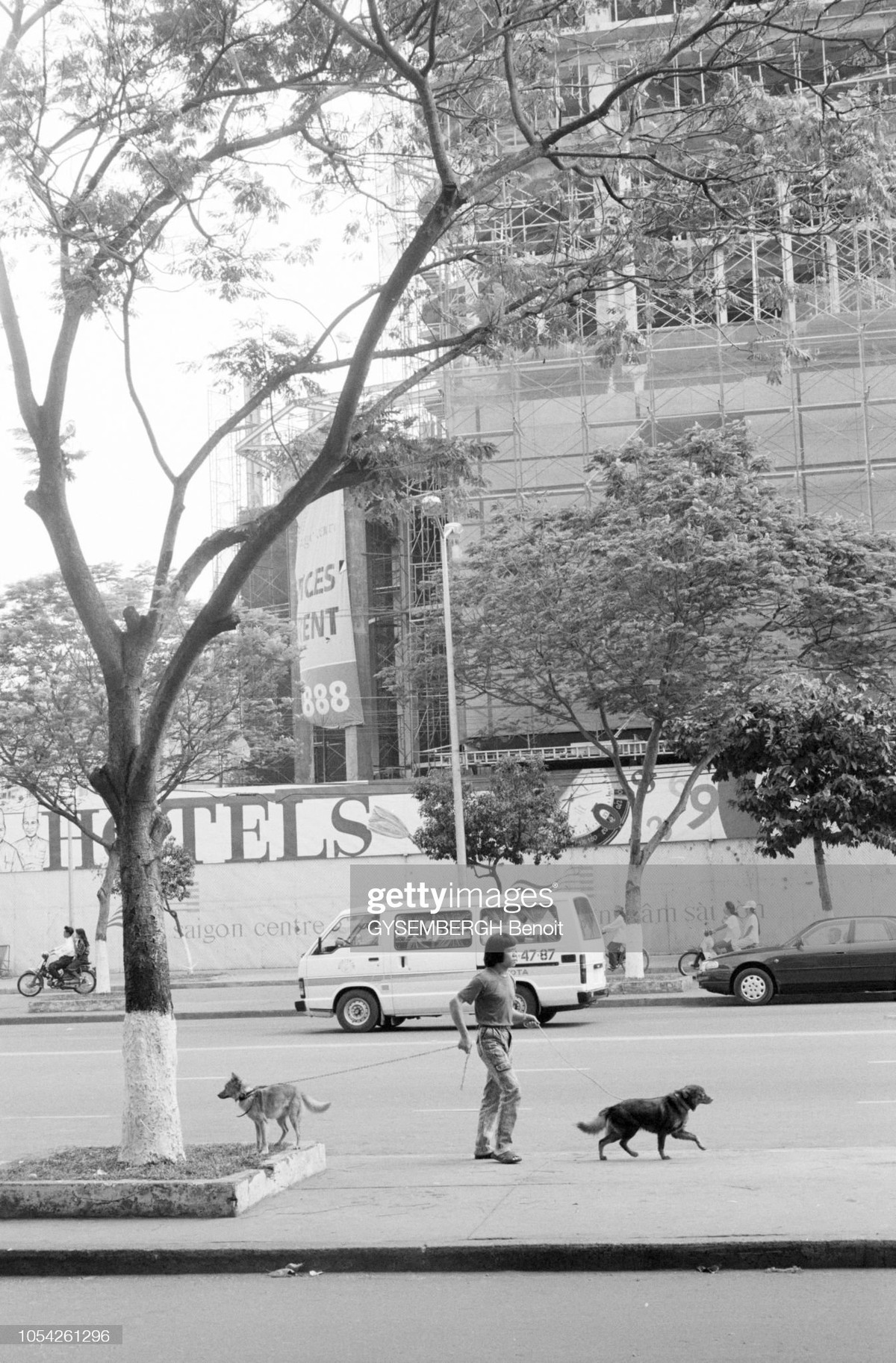 Bên ngoài công trường xây dựng tòa nhà Saigon Center, số 65 Lê Lợi.