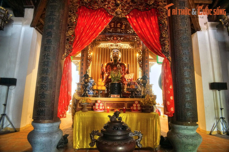 Dấu ấn của thời còn nằm trong "Thăng Long Tứ quán" vẫn hiện diện rõ nét tại chùa Huyền Thiên, thể hiện qua pho tượng ngài Huyền Thiên Trấn Vũ có kích thước lớn, được tạo tác sinh động, đặt ở nhà bái đường.