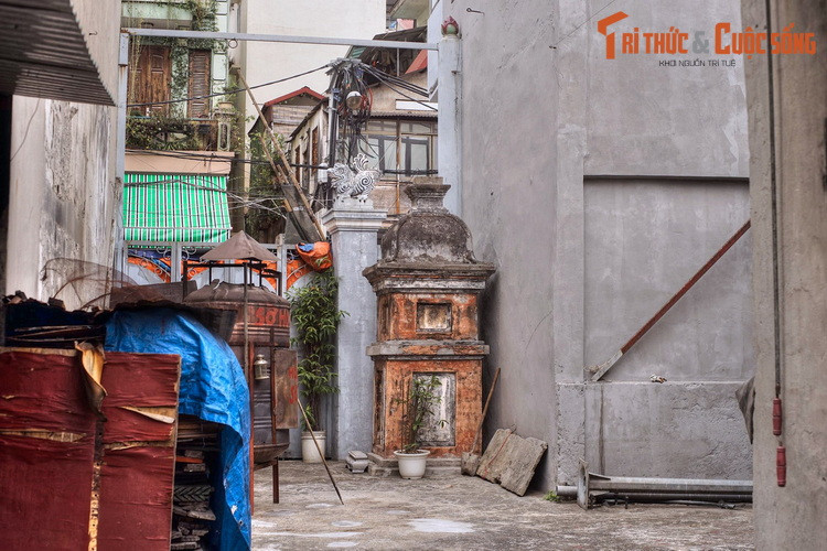 Vào cuối thế kỷ 19, xung quanh chùa Vua vẫn là một khu đất trống vắng với nghĩa địa của người Pháp ở phía Bắc. Sang thế kỷ 20, nghĩa địa được di dời, phố xá mọc lên và hồ bán nguyệt của chùa bị lấp. Hiện nay, một phần diện tích của chùa cũ đã bị bị cư dân lấn chiếm.