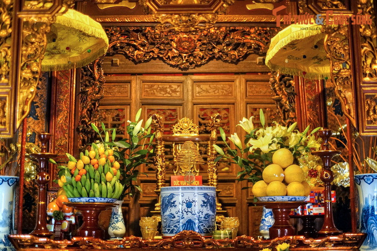 Đế Thích vốn là một vị thần Hindu giáo. Khi du nhập vào Phật giáo phương Bắc, ngài trở thành một vị thần hộ vệ Phật pháp. Theo thời gian, quán Đế Thích đã dần chuyển đổi thành chùa Phật giáo, với việc một điện thờ Phật được xây thêm cạnh đạo quán Lão giáo.