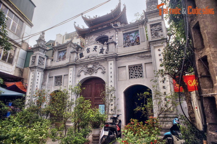 2. Quán Huyền Thiên trong Thăng Long tứ quán ngày nay là chùa Huyền Thiên, số 54 phố Hàng Khoai. Theo các sử liệu cũ, quán Huyền Thiên được lập từ thời Lý và sớm nổi tiếng như một trung tâm tu học đạo Lão, trong thời hoàng kim của tôn giáo này ở Việt Nam.