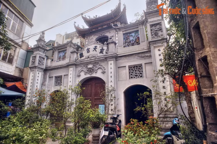 2. Quán Huyền Thiên trong Thăng Long tứ quán ngày nay là chùa Huyền Thiên, số 54 phố Hàng Khoai. Theo các sử liệu cũ, quán Huyền Thiên được lập từ thời Lý và sớm nổi tiếng như một trung tâm tu học đạo Lão, trong thời hoàng kim của tôn giáo này ở Việt Nam.