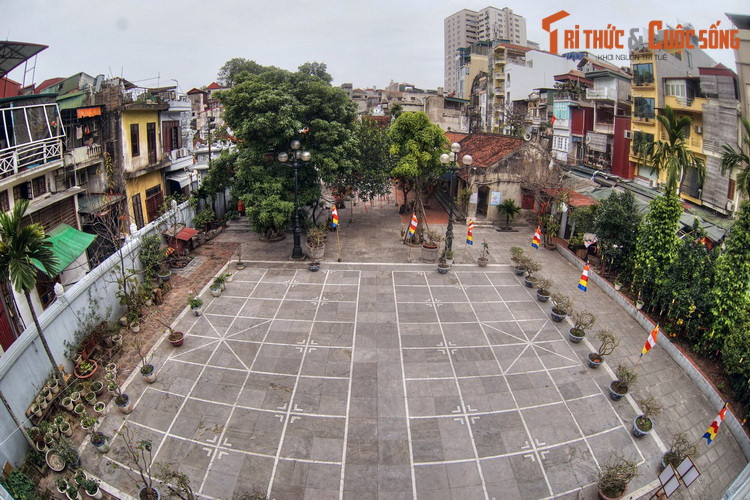 Các công trình chính của chùa Vua gồm cổng tam quan, điện Thiên Đế và chùa Hưng Khánh. Nét đặc biệt của ngôi chùa này là sự hiện diện của một bàn cờ khổng lồ, là nơi diễn ra các cuộc đấu cờ người, hoạt động truyền thống thường niên ở chùa Vua.